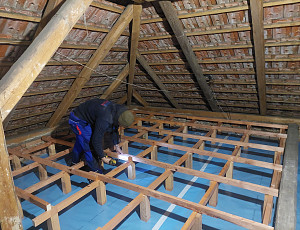 Zateplení stropu zděného rodinného domu pomocí foukané izolace